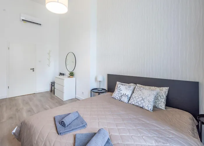 Spacious Cozy Home With 4Bedroom In The Heart Of Bp